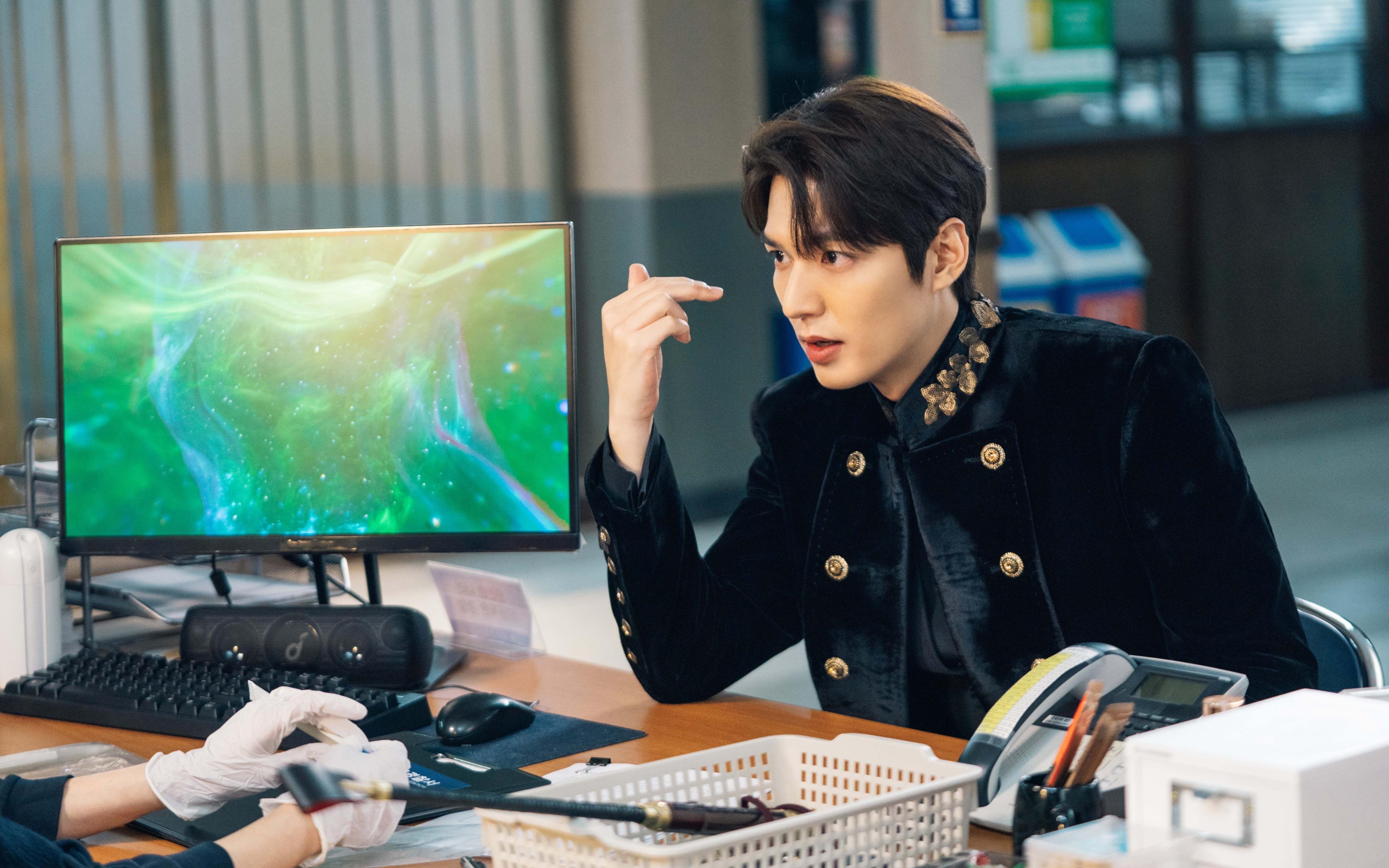 “荒野狂飙:沙丘上演的生死极速追逐”,荒野赛车狂飙