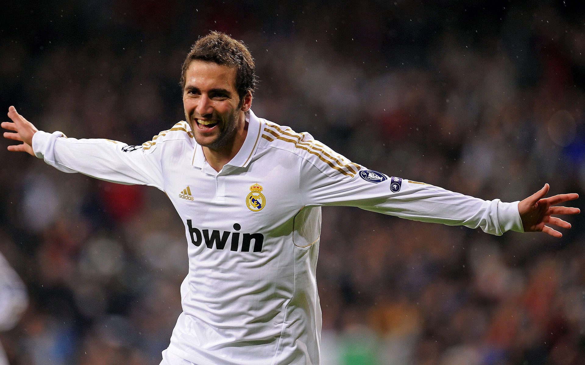 普劳德50米蝶泳完成绝地反超，普劳德游泳